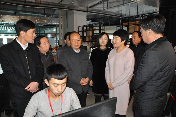 3调研组一行在大学生创业园区调研 (3).jpg