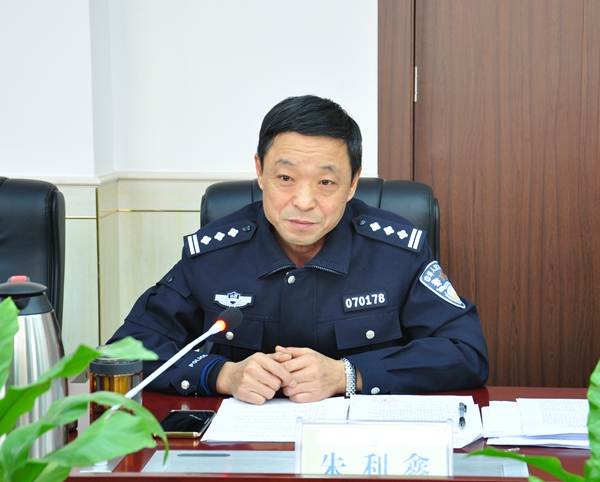 市交警支队政委朱利鑫进行汇报.jpg