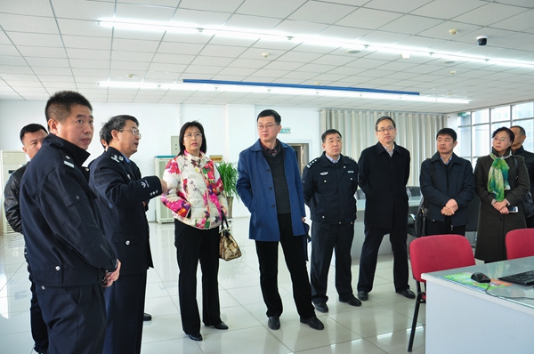 市人大代表小组参观交警支队指挥中心.jpg